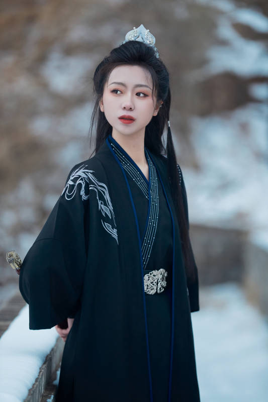 雪天古城身穿汉服扮演武侠的中国少女图片