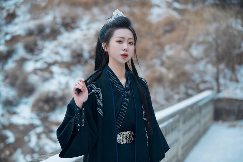 雪天古城身穿汉服扮演武侠的中国少女图片