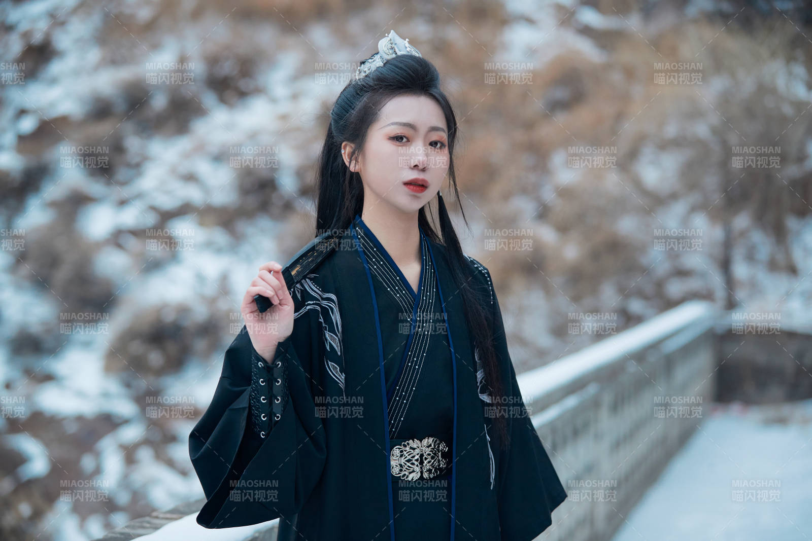 雪天古城身穿汉服扮演武侠的中国少女图片