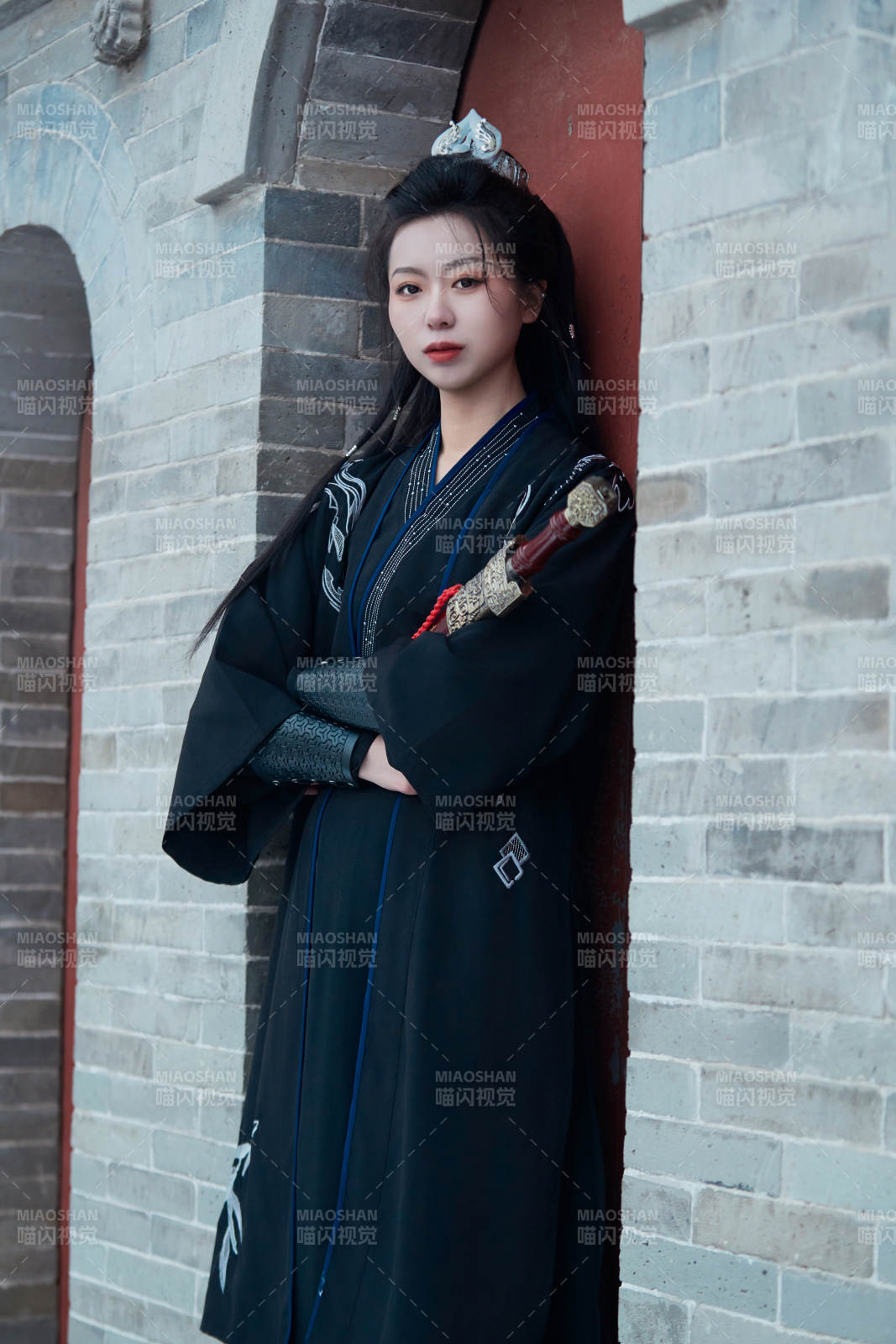 雪天古城身穿汉服扮演武侠的中国少女图片