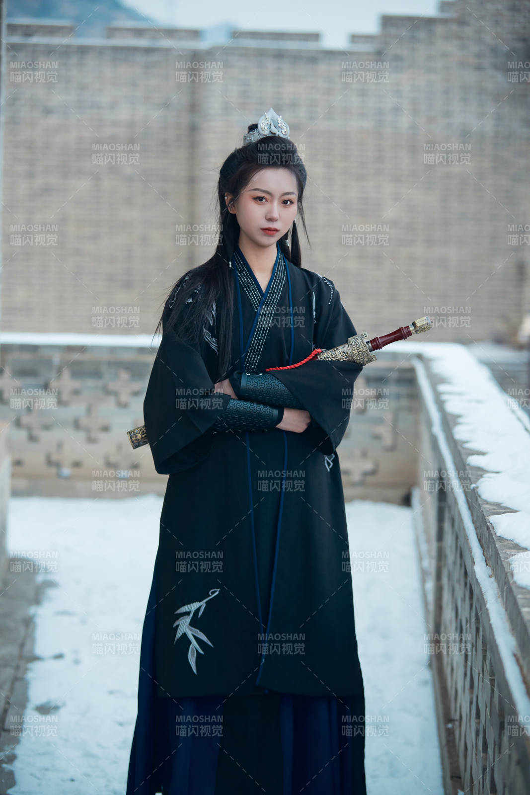 雪天古城身穿汉服扮演武侠的中国少女图片