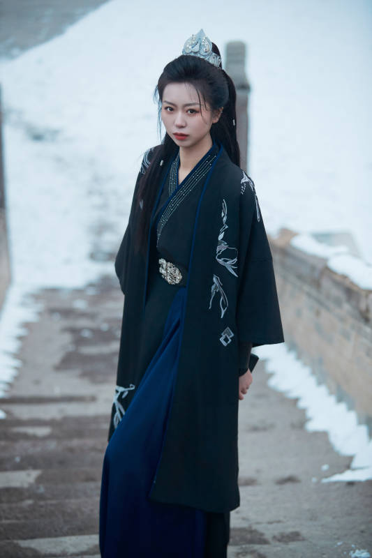 雪天古城身穿汉服扮演武侠的中国少女图片