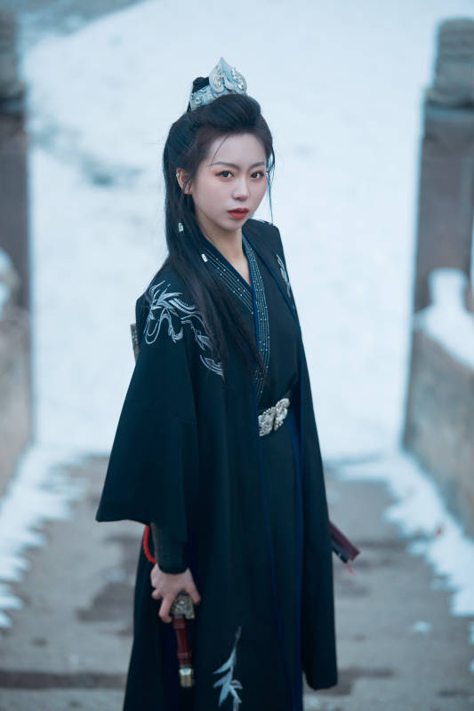 雪天古城身穿汉服扮演武侠的中国少女图片