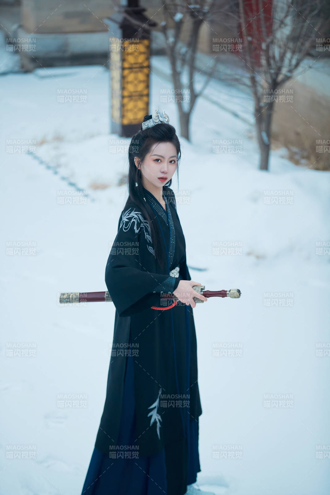 雪天古城身穿汉服扮演武侠的中国少女图片