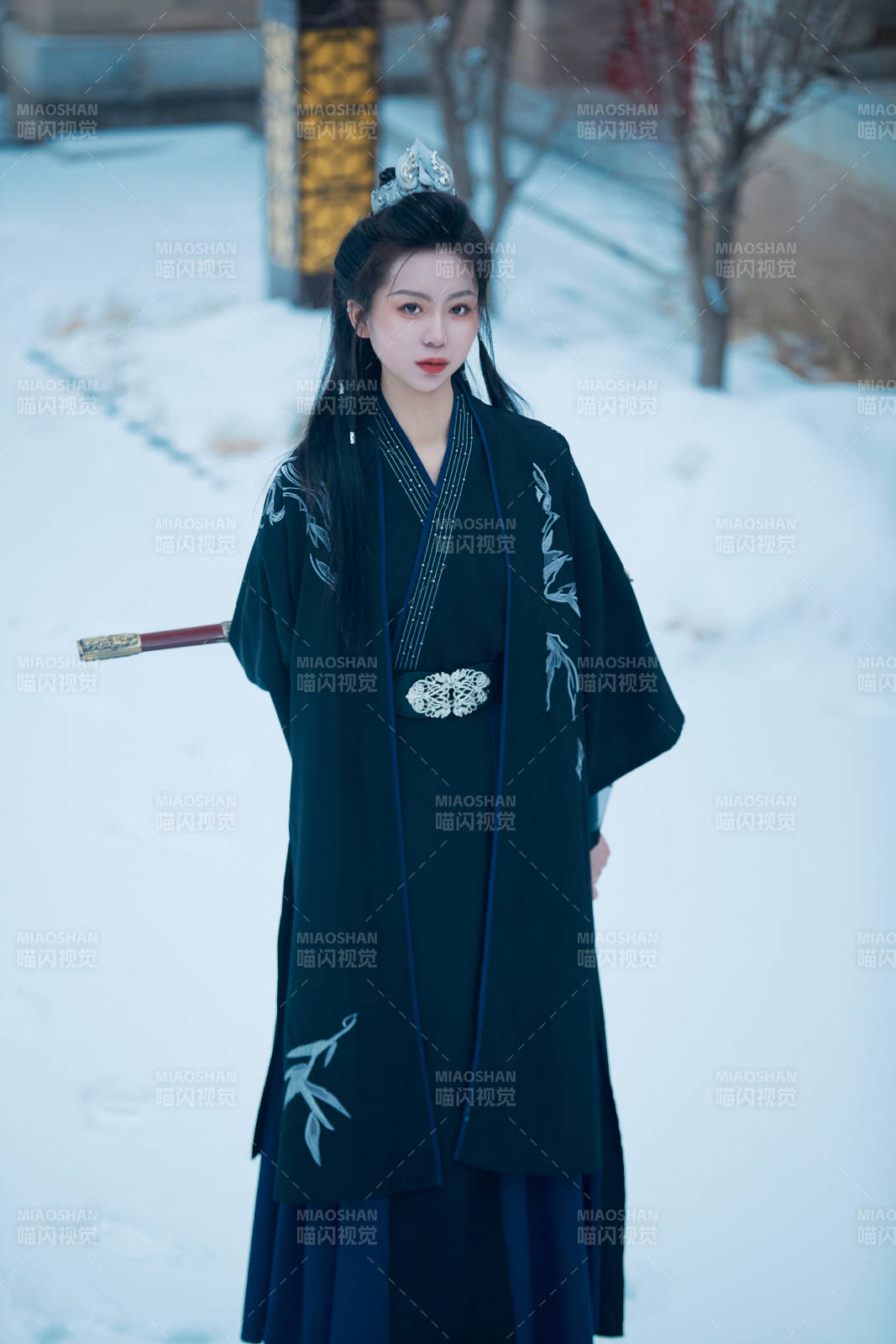 雪天古城身穿汉服扮演武侠的中国少女图片