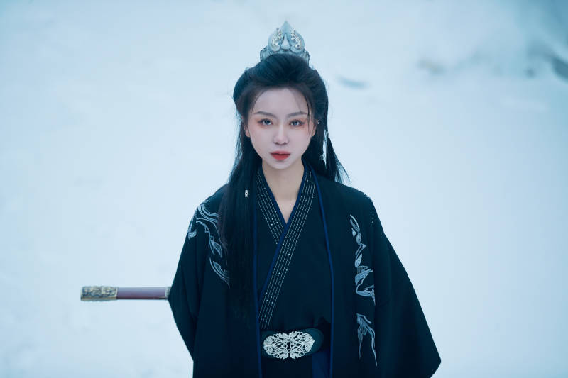 雪天古城身穿汉服扮演武侠的中国少女图片