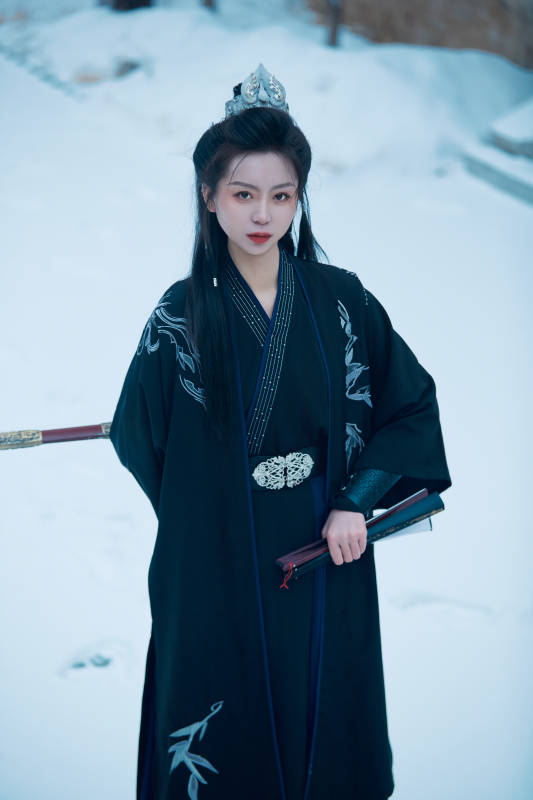雪天古城身穿汉服扮演武侠的中国少女图片