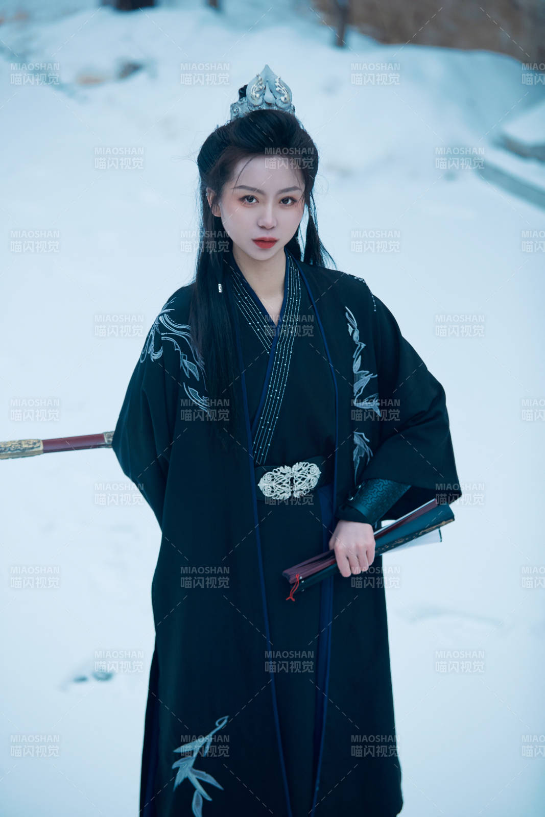 雪天古城身穿汉服扮演武侠的中国少女图片