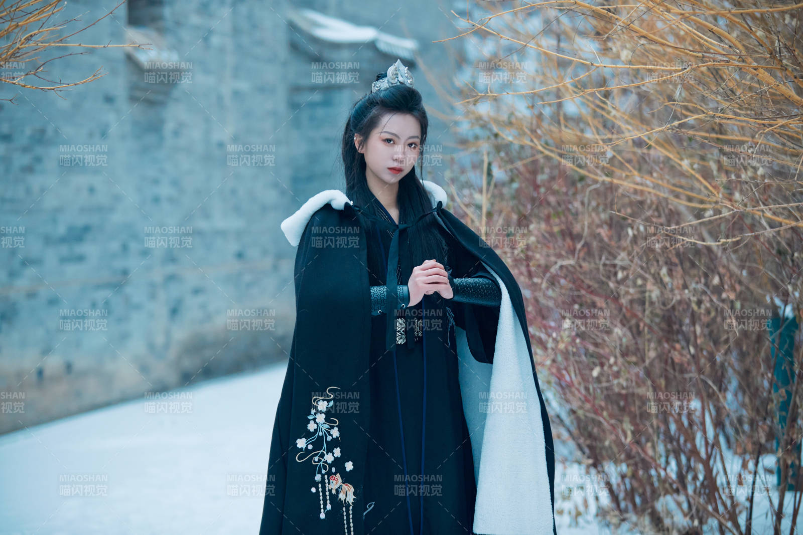 雪天古城身穿汉服扮演武侠的中国少女图片