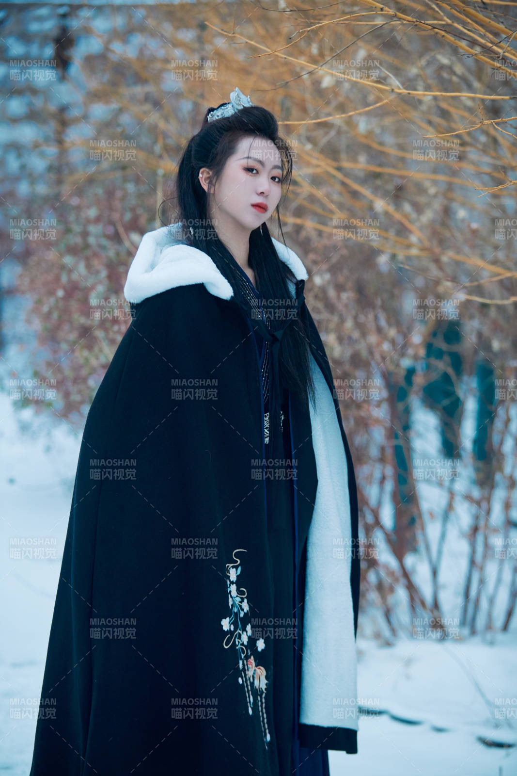 雪天古城身穿汉服扮演武侠的中国少女图片