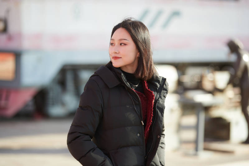 除夕在户外公园游玩的亚洲少女图片