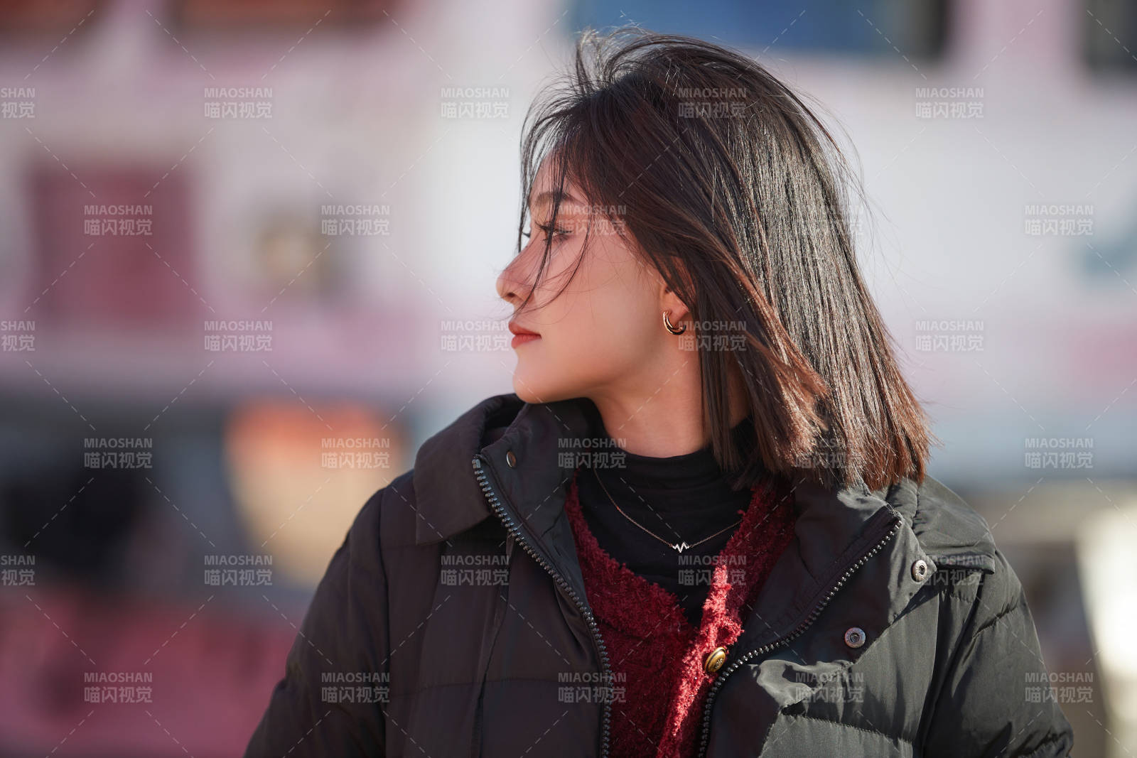 除夕在户外公园游玩的亚洲少女图片