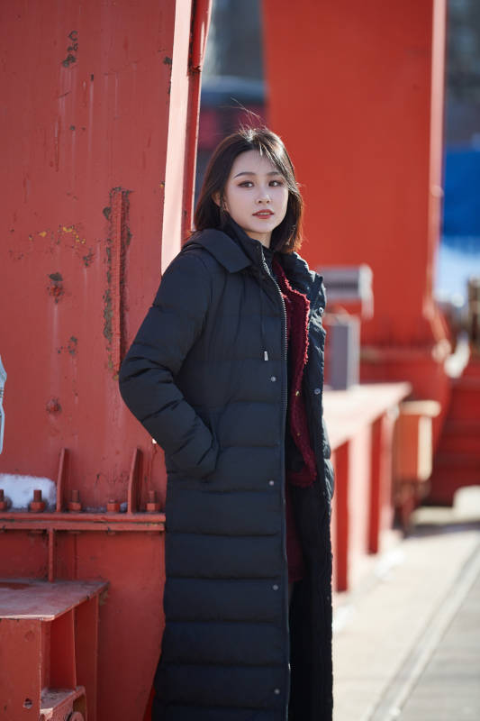 除夕在户外公园游玩的亚洲少女图片