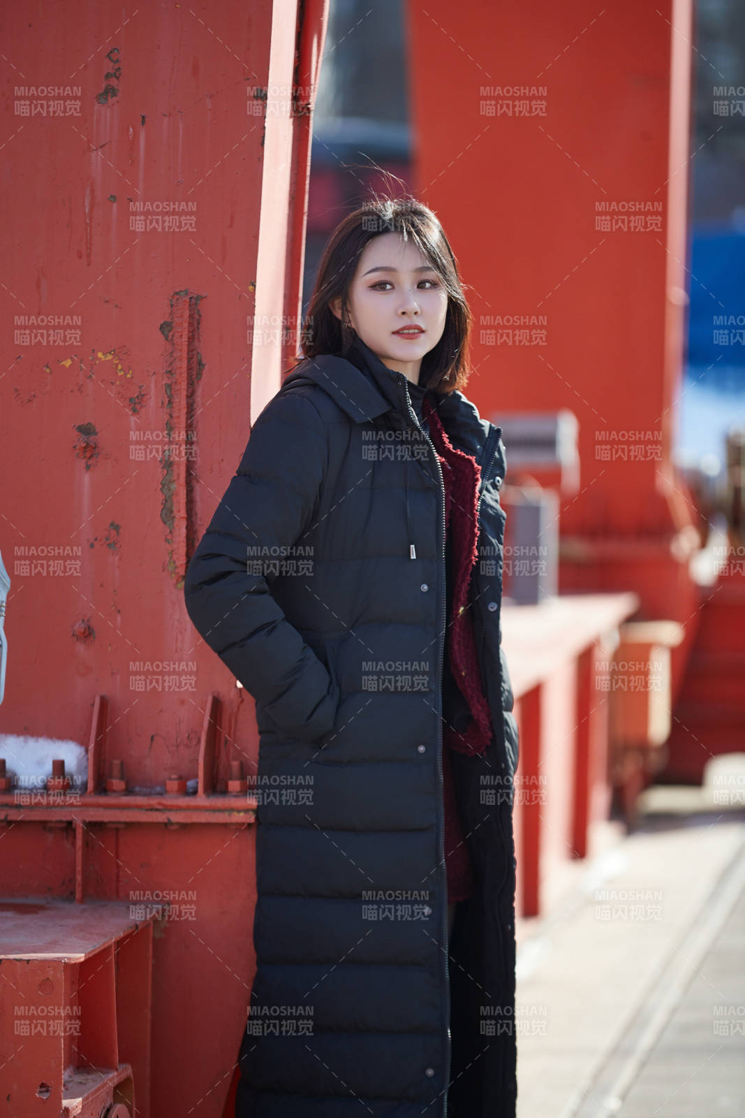 除夕在户外公园游玩的亚洲少女图片