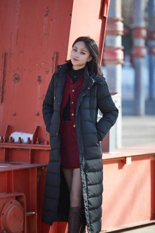 除夕在户外公园游玩的亚洲少女图片