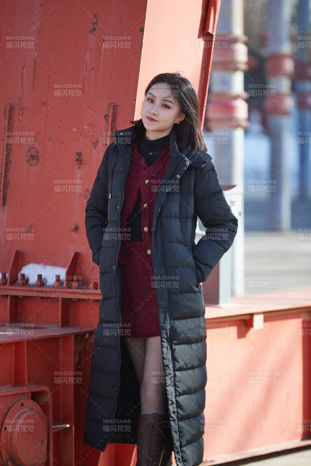 除夕在户外公园游玩的亚洲少女图片