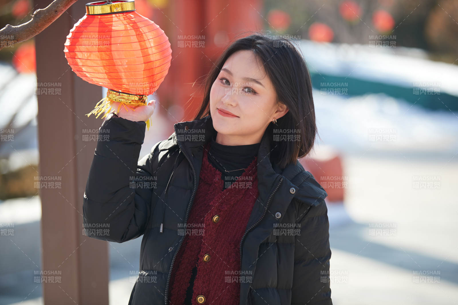 除夕在户外公园游玩的亚洲少女图片