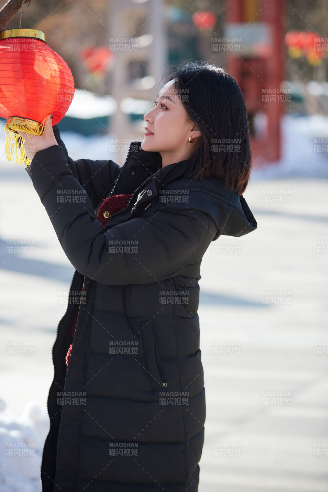 除夕在户外公园游玩的亚洲少女图片