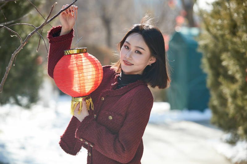 除夕在户外公园游玩的亚洲少女图片