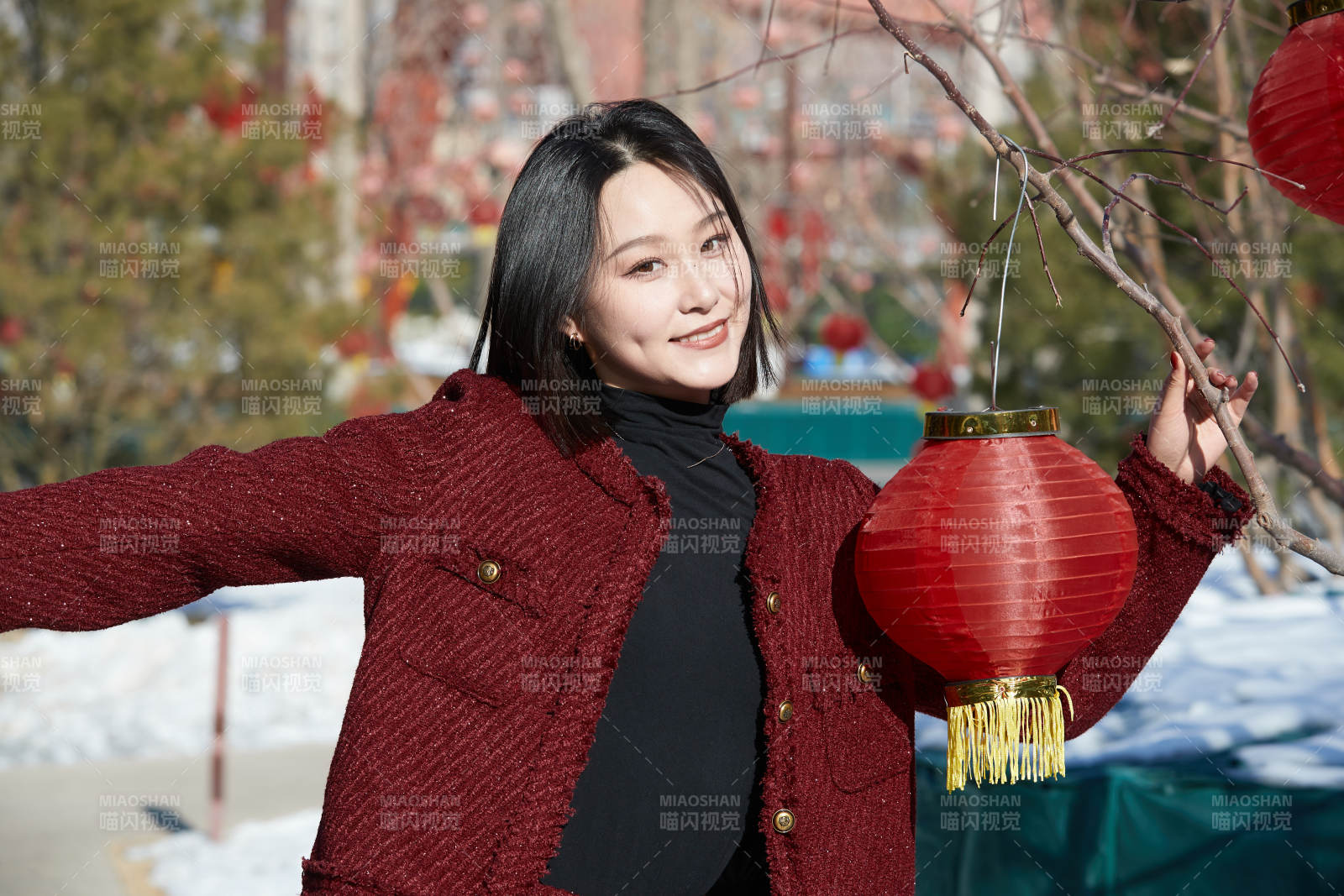 除夕在户外公园游玩的亚洲少女图片