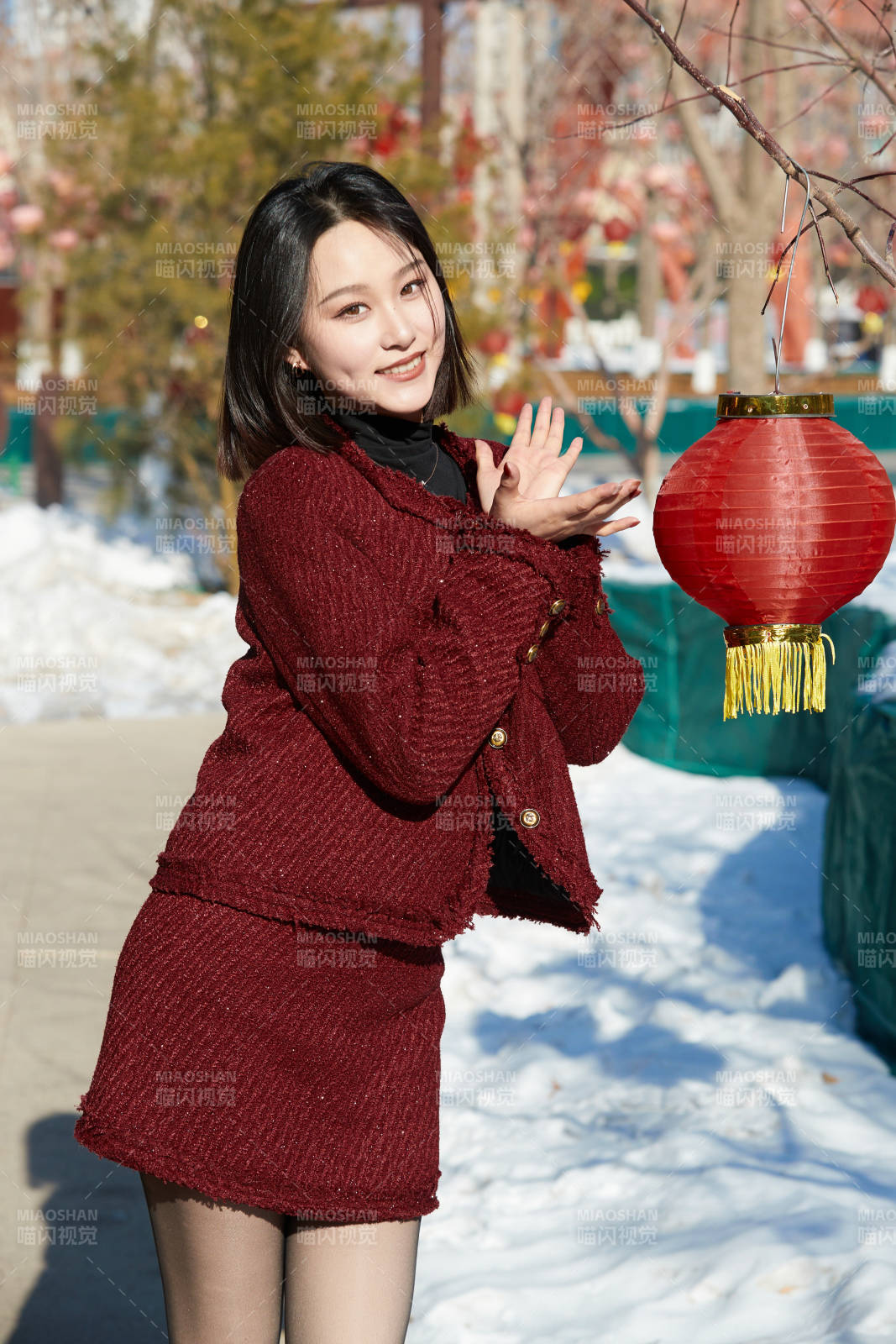 除夕在户外公园游玩的亚洲少女图片