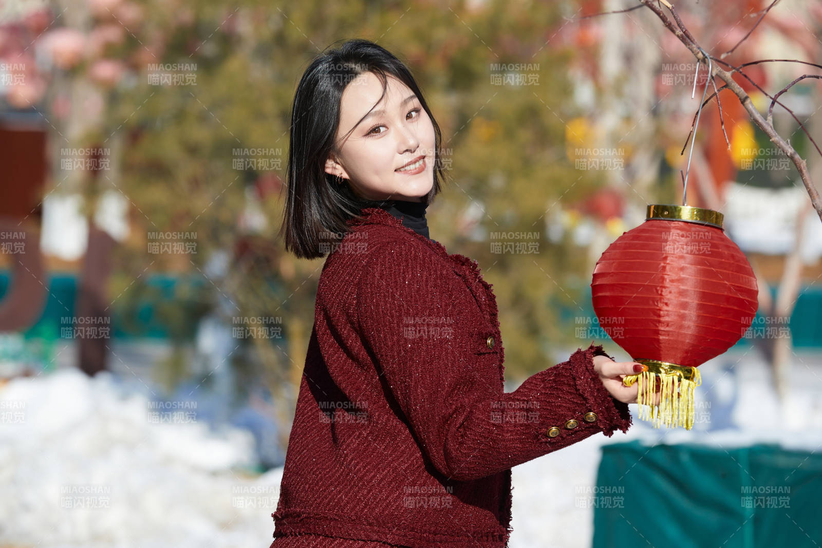 除夕在户外公园游玩的亚洲少女图片