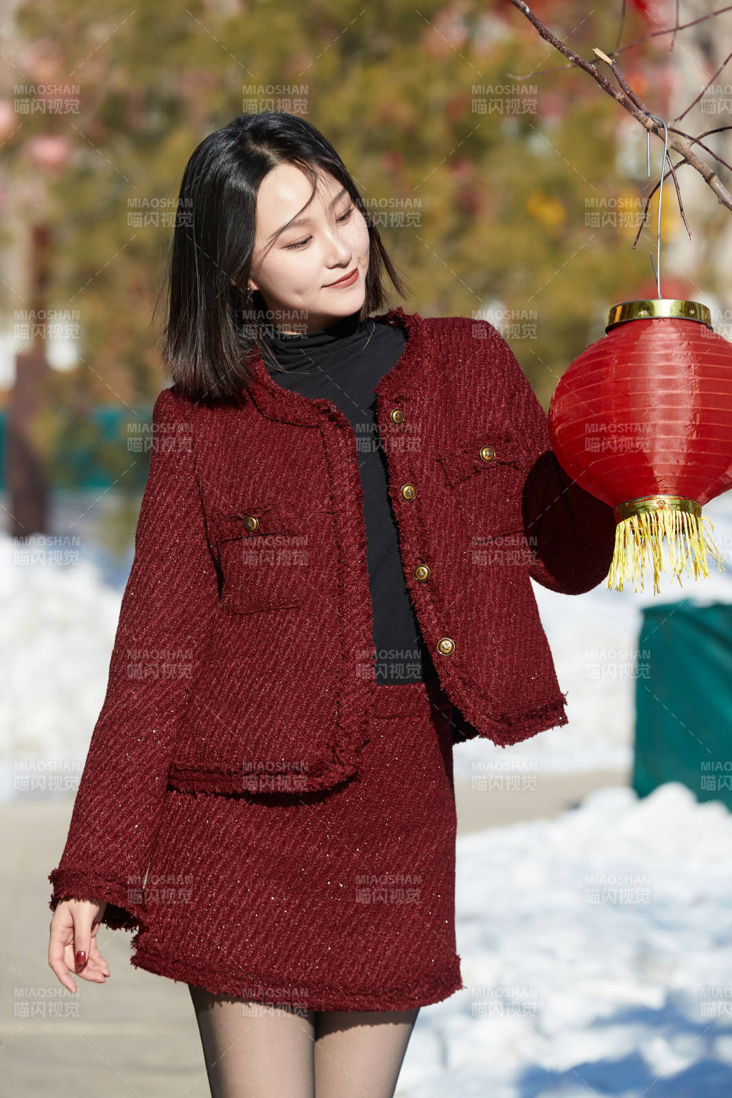 除夕在户外公园游玩的亚洲少女图片