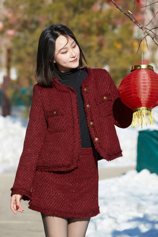 除夕在户外公园游玩的亚洲少女图片