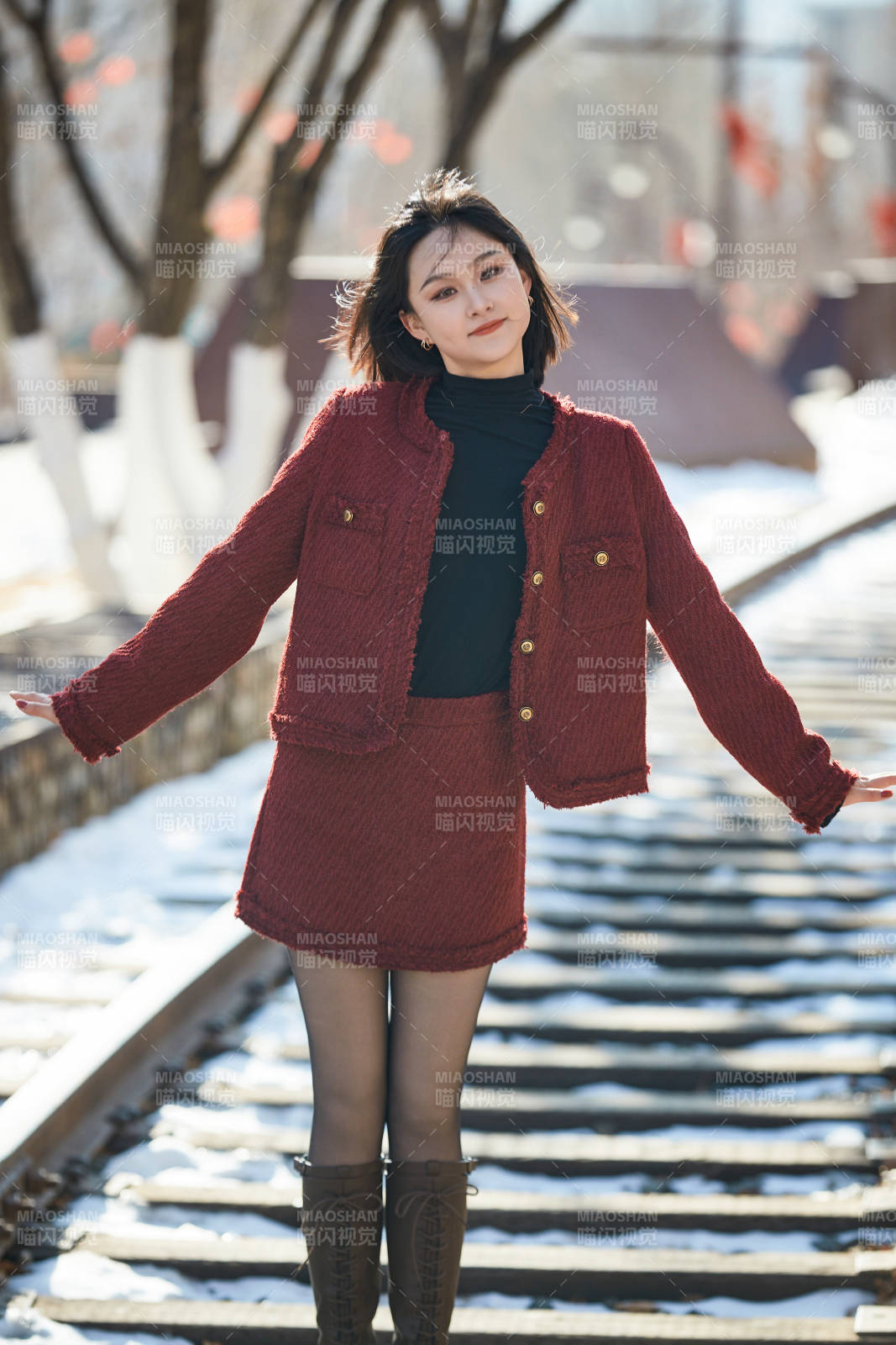 除夕在户外公园游玩的亚洲少女图片