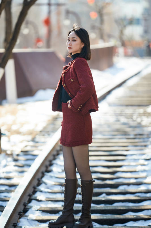 除夕在户外公园游玩的亚洲少女图片