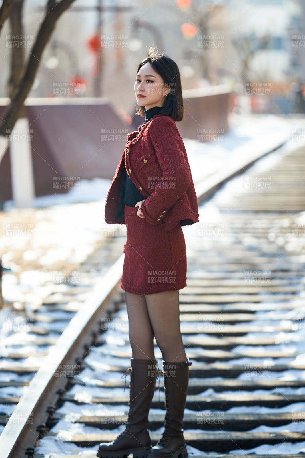 除夕在户外公园游玩的亚洲少女图片