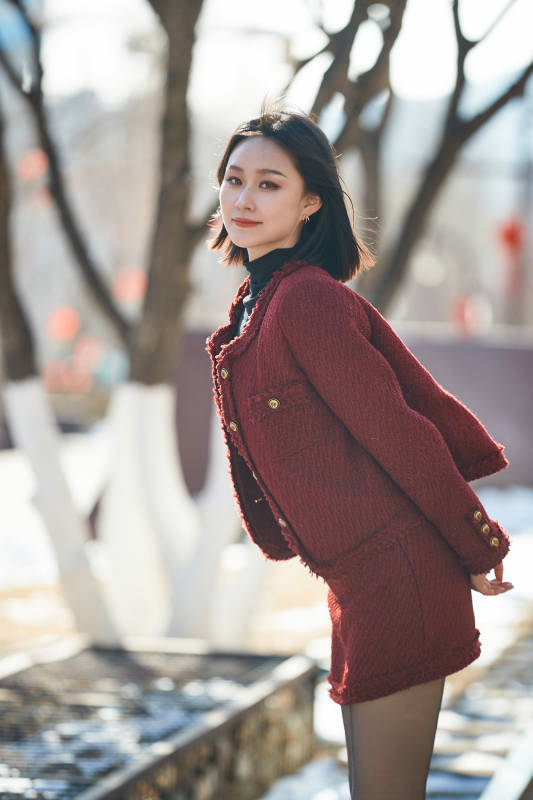 除夕在户外公园游玩的亚洲少女图片