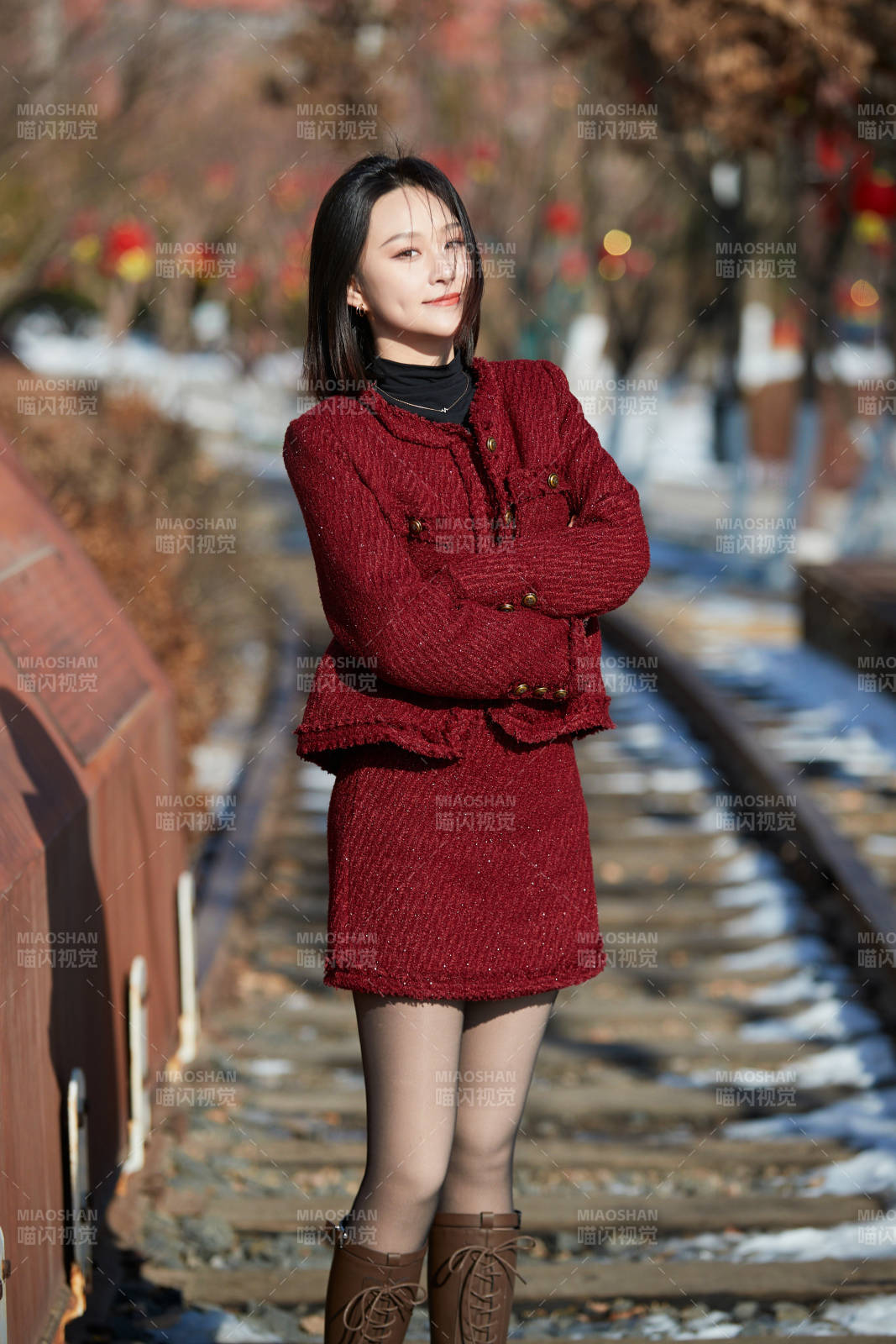 除夕在户外公园游玩的亚洲少女图片