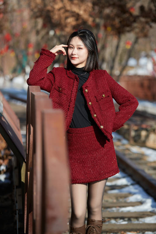 除夕在户外公园游玩的亚洲少女图片