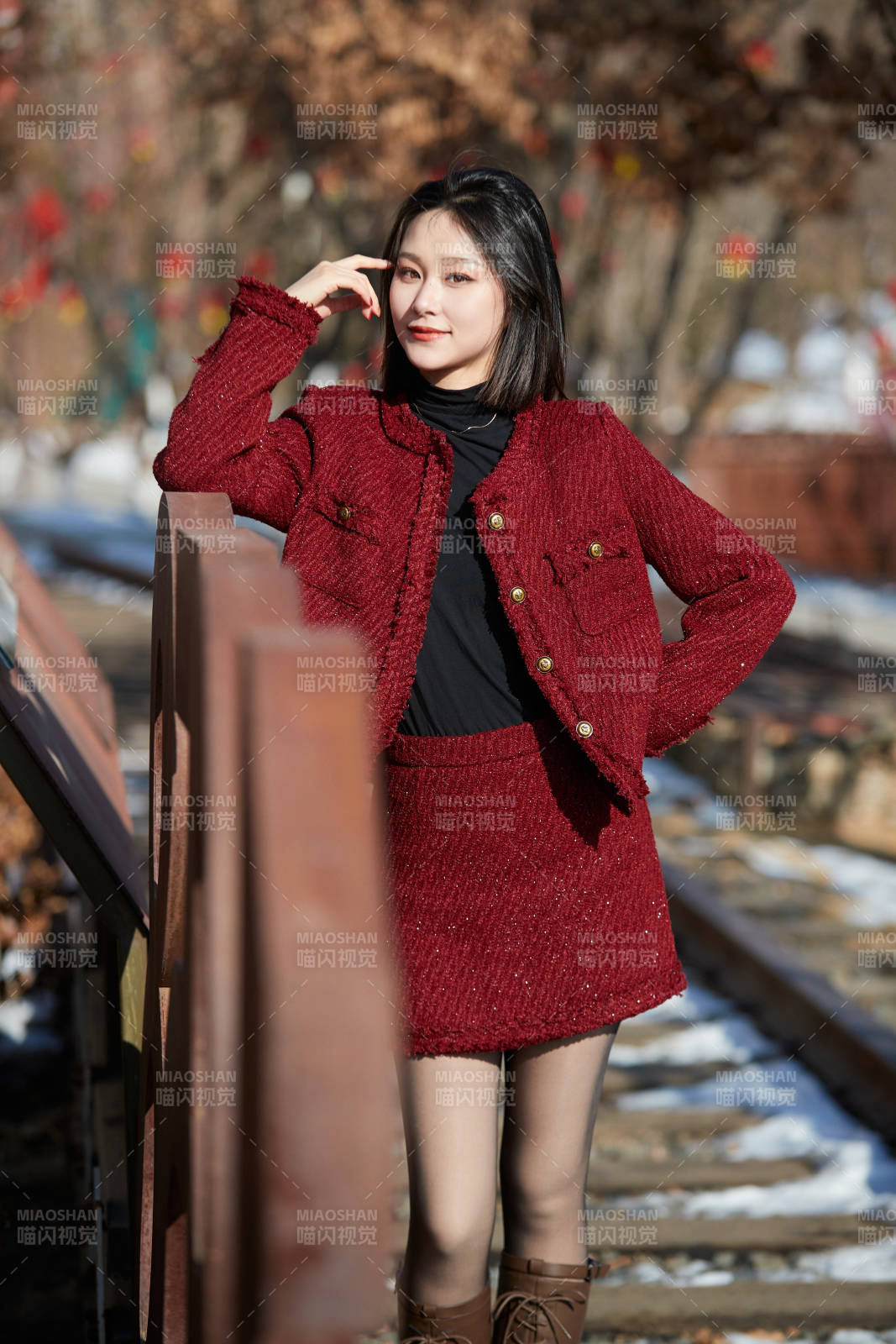 除夕在户外公园游玩的亚洲少女图片