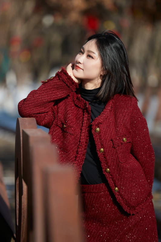 除夕在户外公园游玩的亚洲少女图片