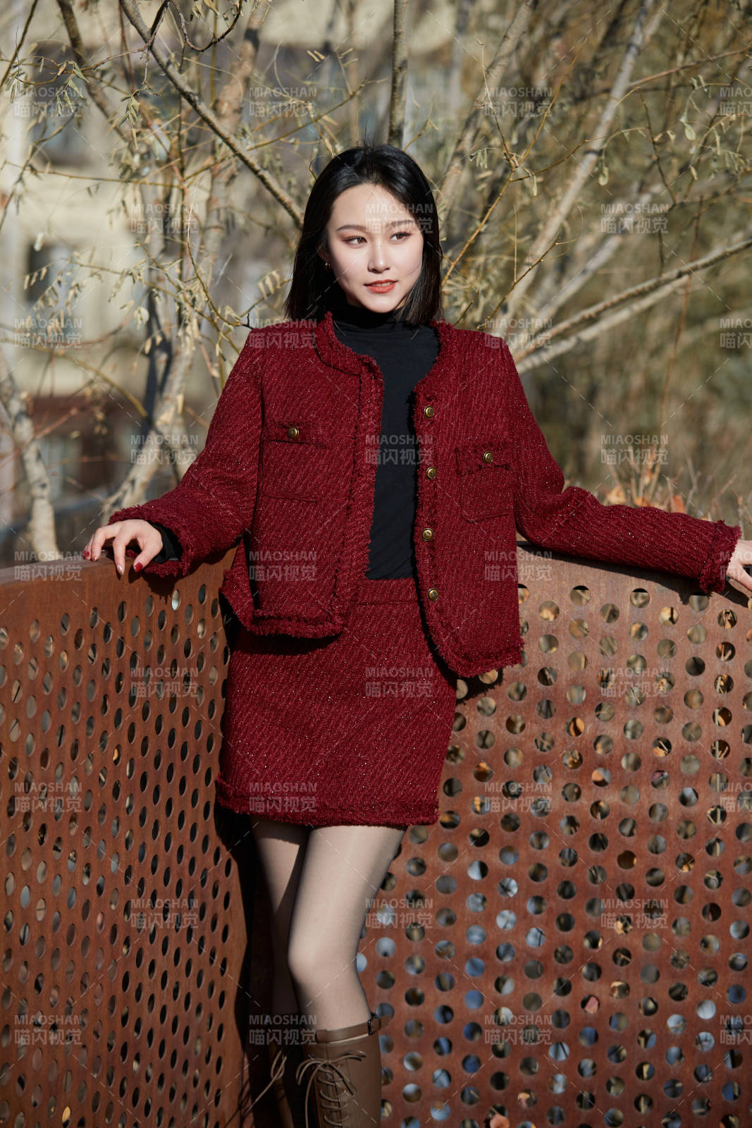 除夕在户外公园游玩的亚洲少女图片