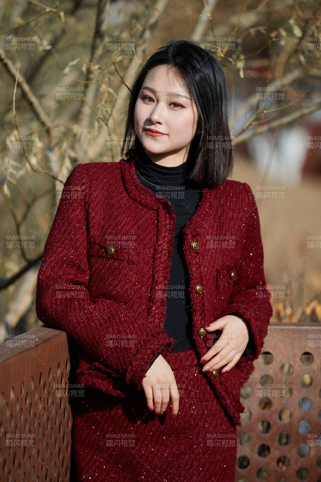 除夕在户外公园游玩的亚洲少女图片