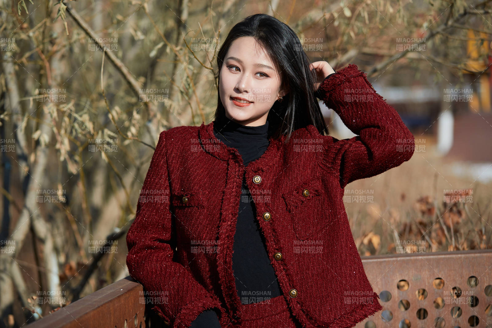 除夕在户外公园游玩的亚洲少女图片