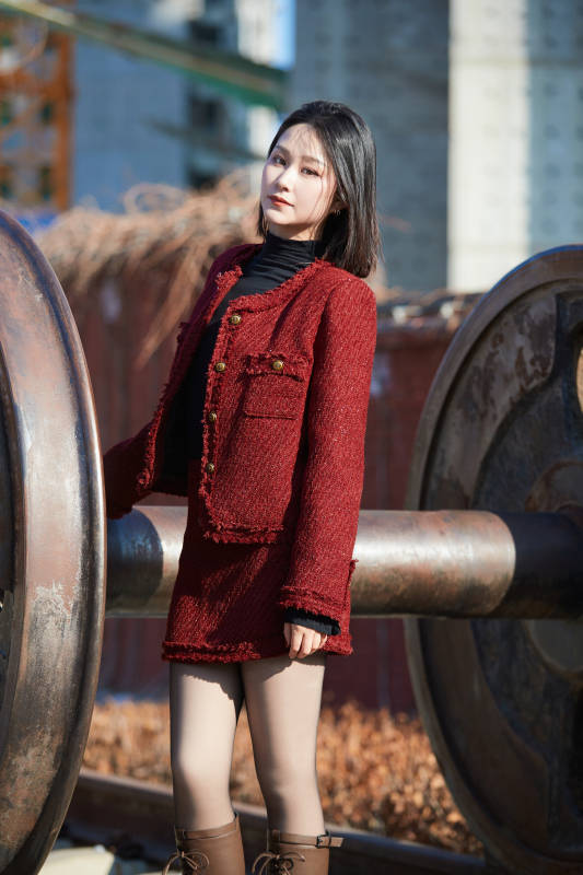 除夕在户外公园游玩的亚洲少女图片