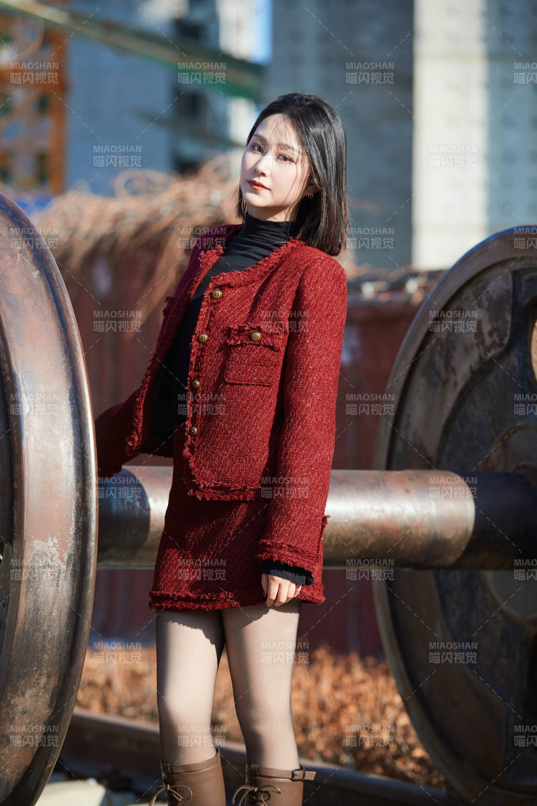 除夕在户外公园游玩的亚洲少女图片