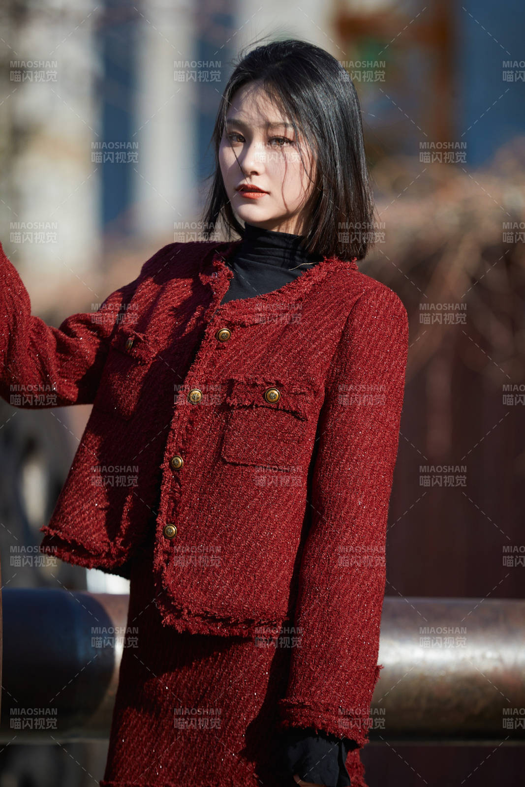 除夕在户外公园游玩的亚洲少女图片