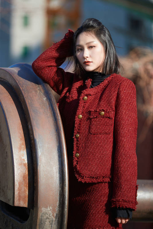 除夕在户外公园游玩的亚洲少女图片