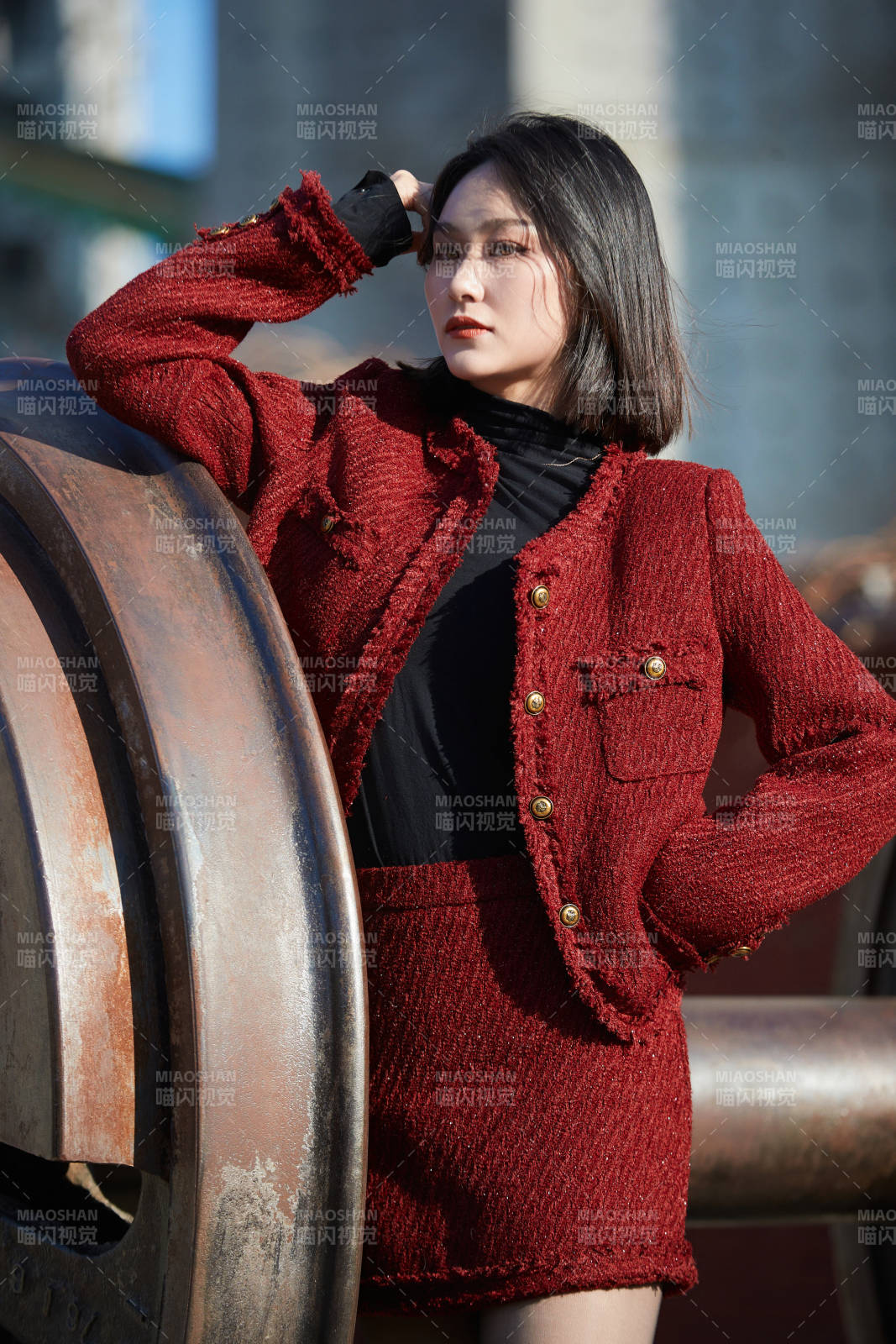 除夕在户外公园游玩的亚洲少女图片