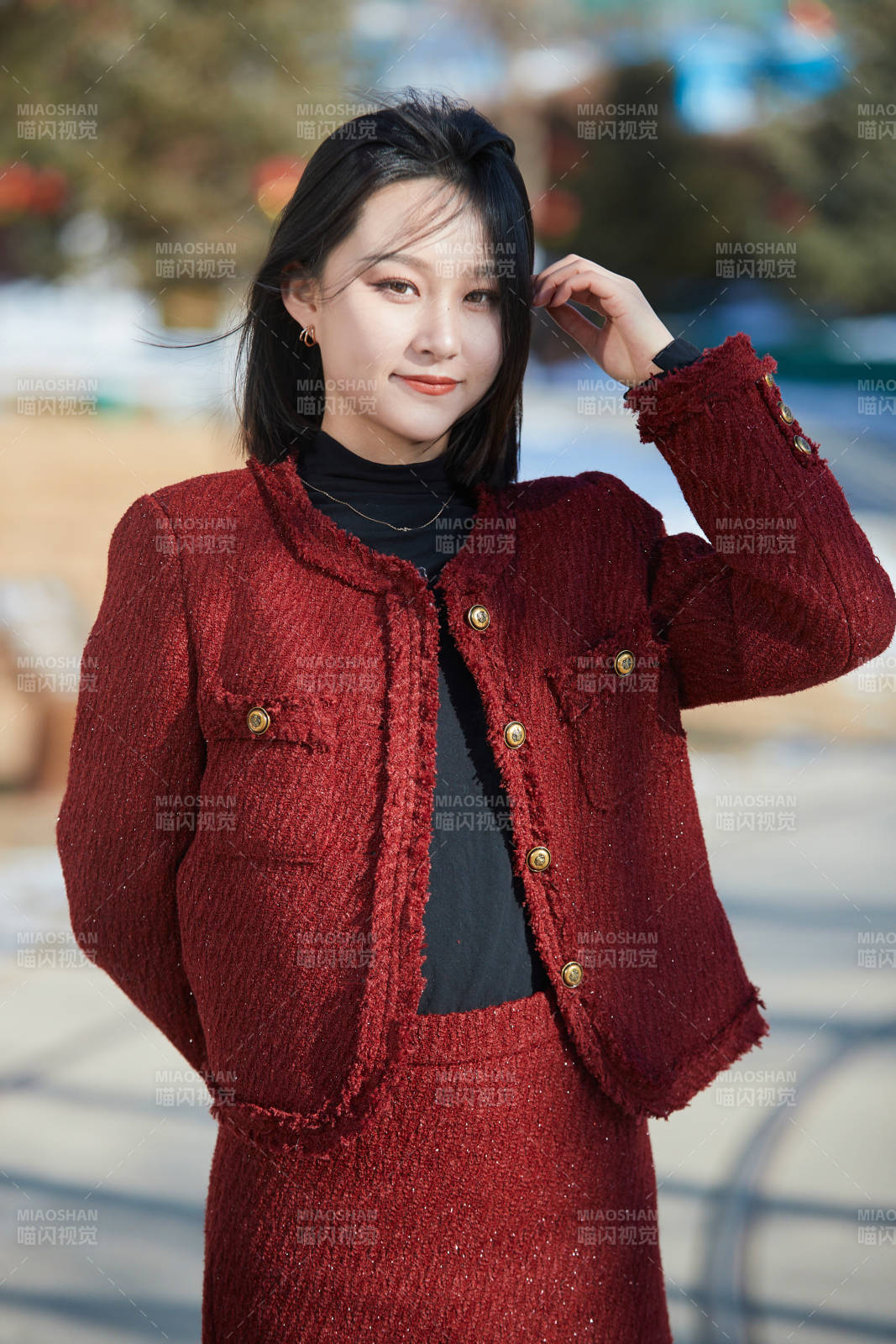 除夕在户外公园游玩的亚洲少女图片