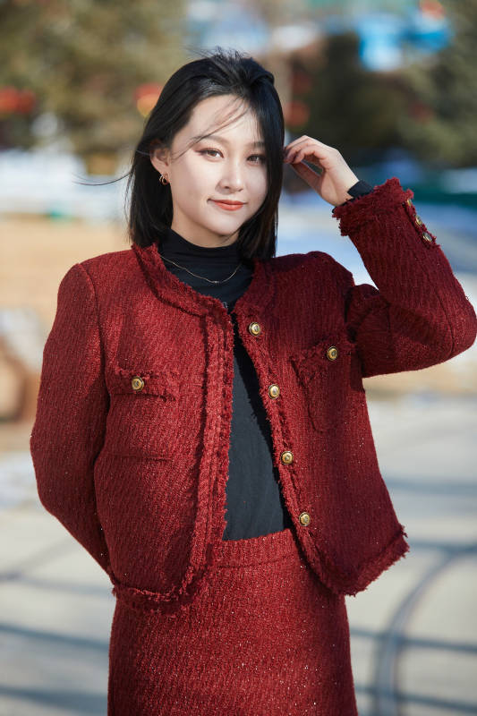 除夕在户外公园游玩的亚洲少女图片