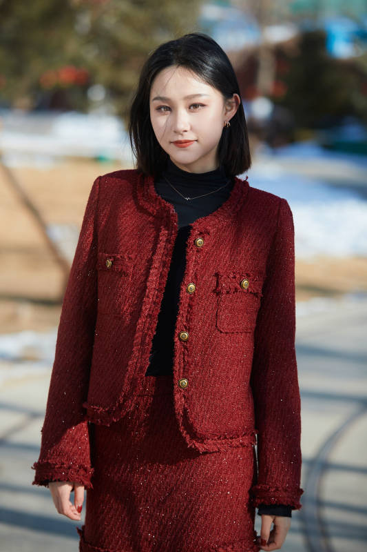 除夕在户外公园游玩的亚洲少女图片