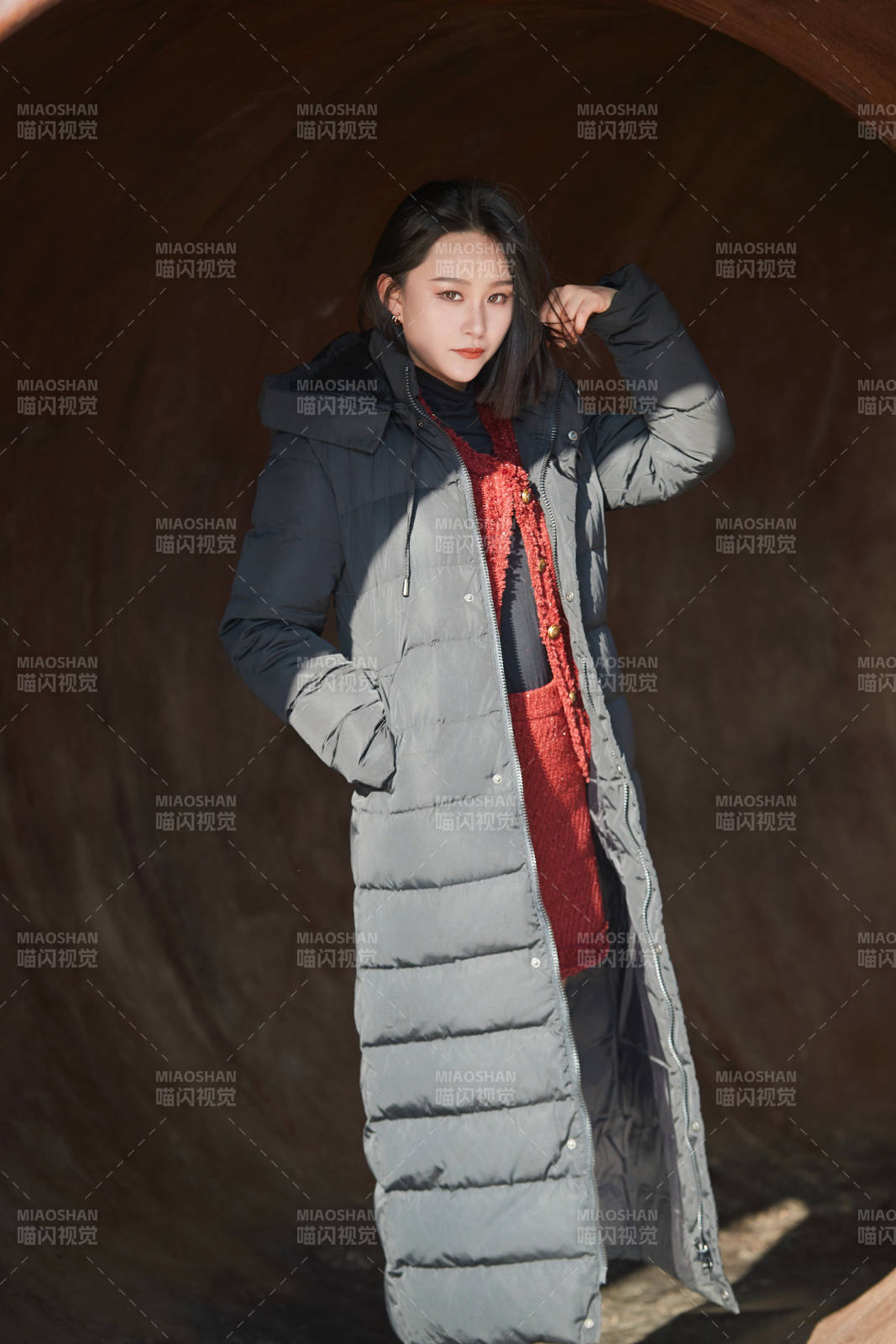 除夕在户外公园游玩的亚洲少女图片