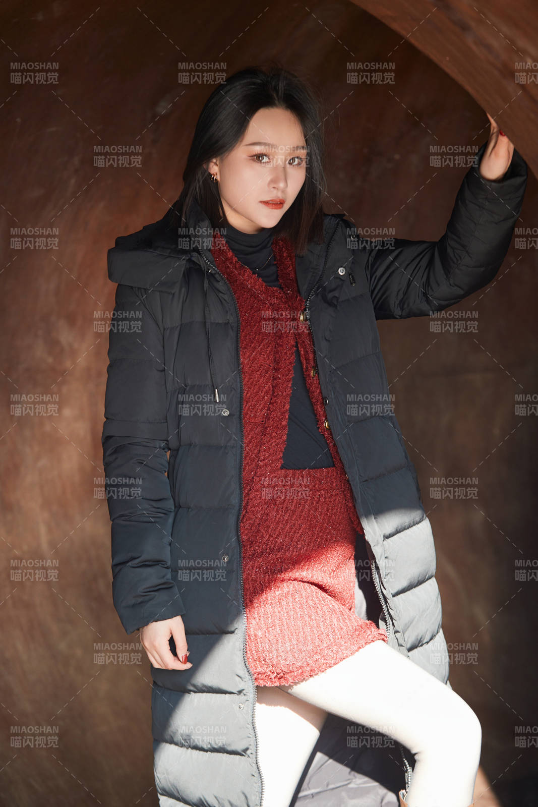 除夕在户外公园游玩的亚洲少女图片