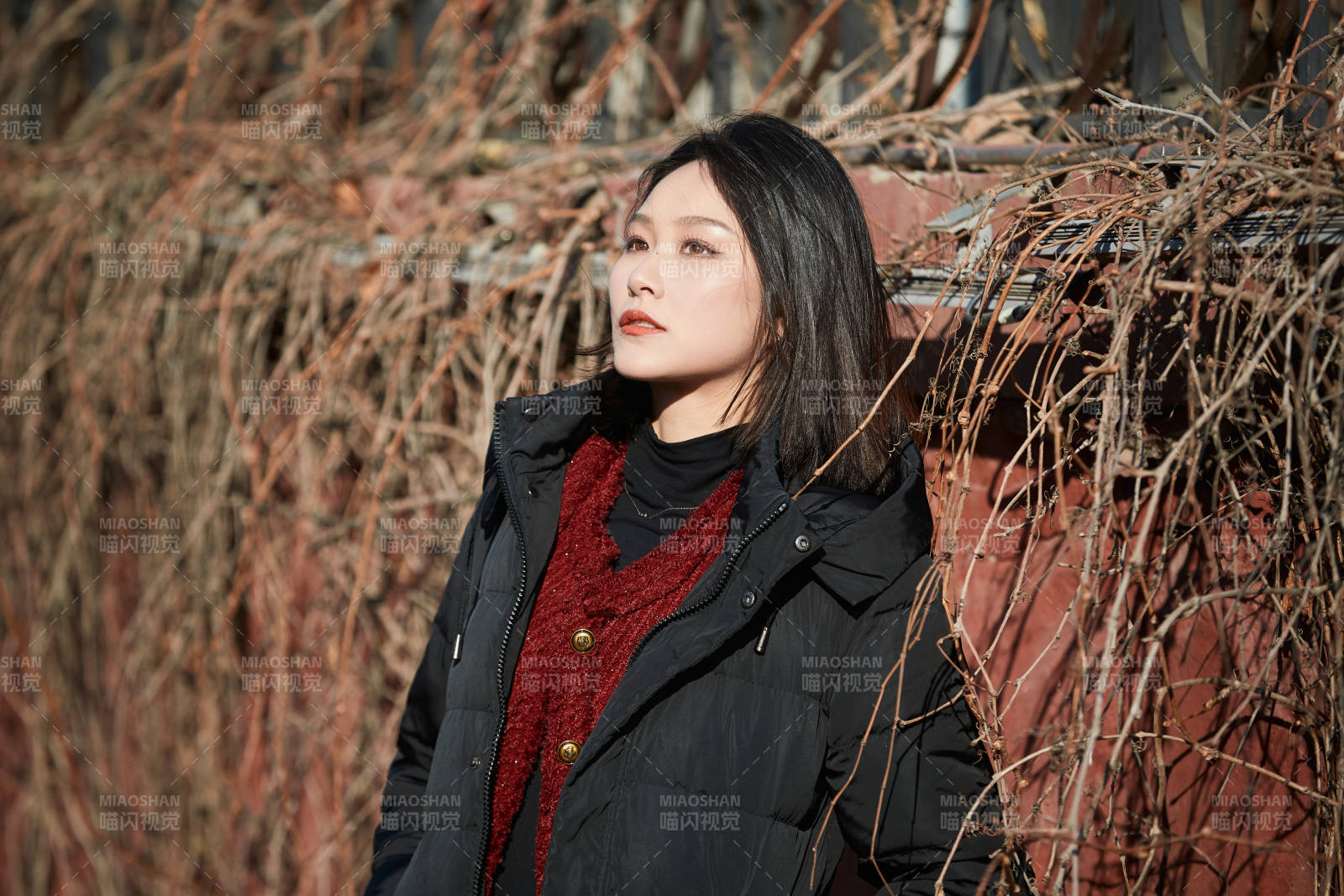 除夕在户外公园游玩的亚洲少女图片